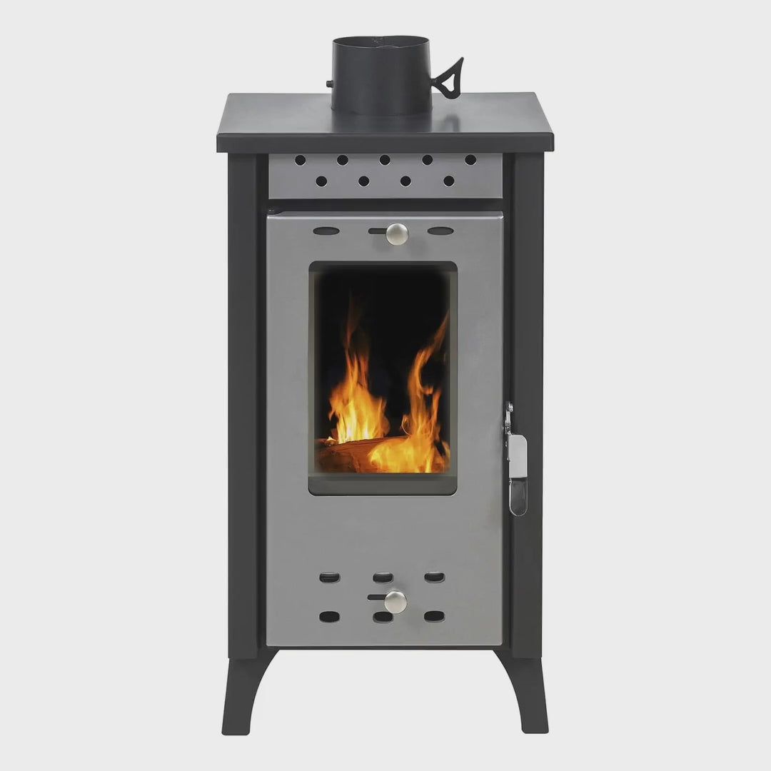 Gekas MG 100 Holzofen schmal Silber – Ansichten: Front mit Feuer, Seite, Rückseite