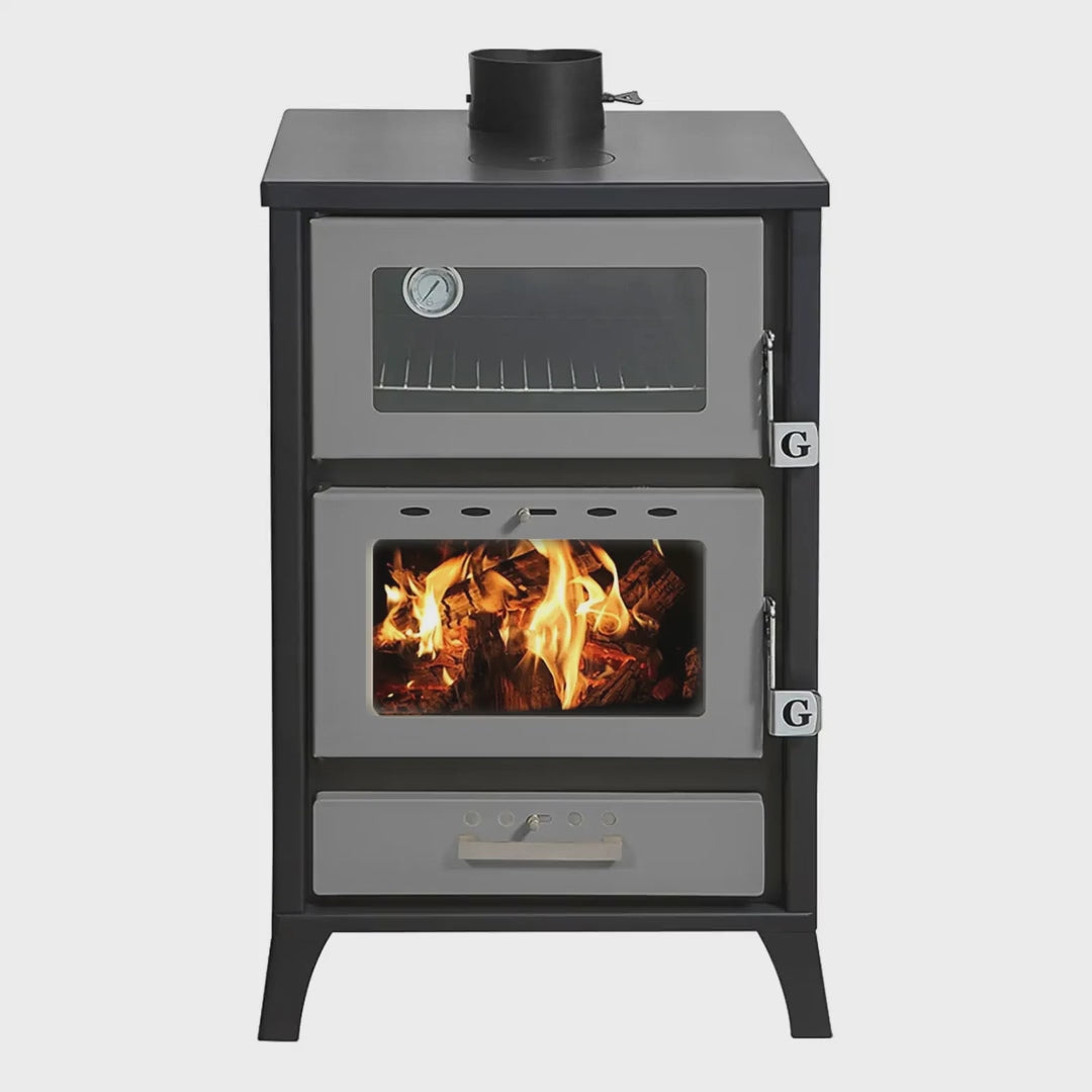 Gekas MG 500 Holzofen Silber – Ansichten: Front mit Feuer, Seiten, Tür offen (Backfach), Rückseite